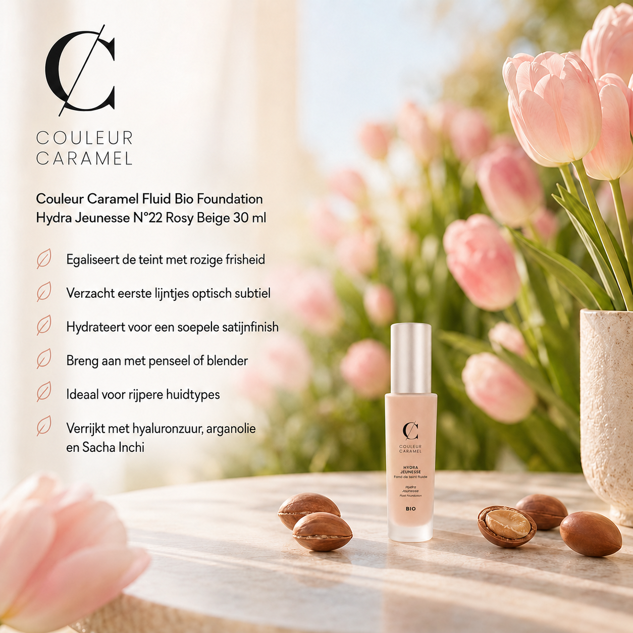 Couleur Caramel Foundation Rosy Beige voor hydraterende satijnfinish tussen tulpen