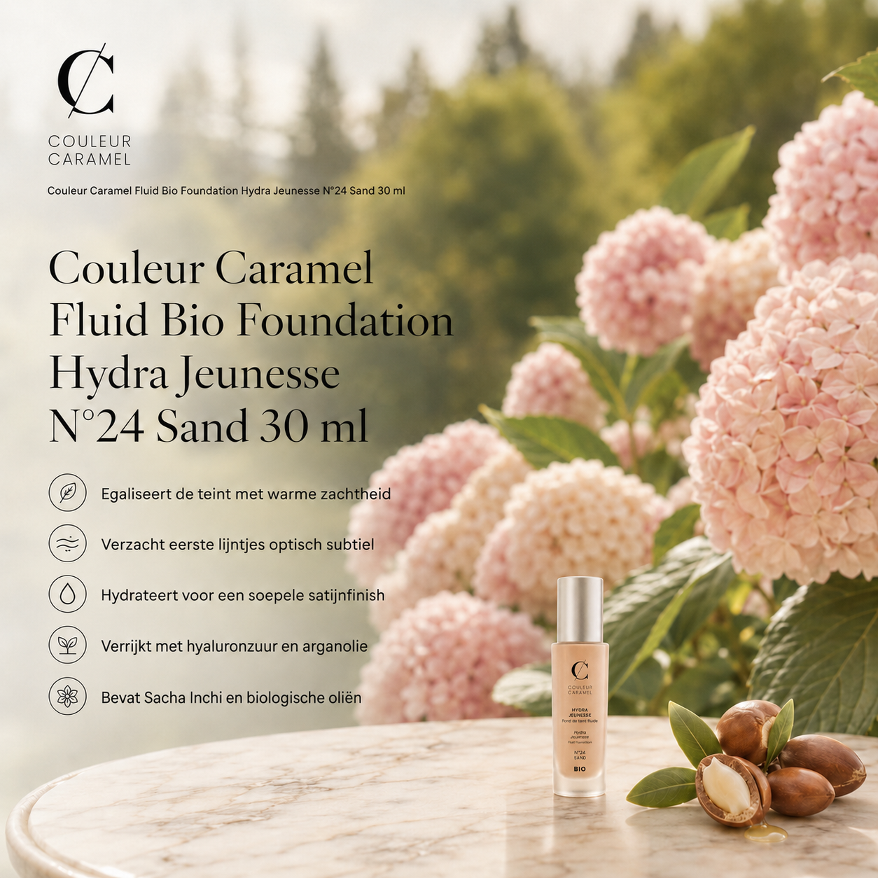 Couleur Caramel Foundation Sand hydraterend in hortensiatuin met satijnfinish
