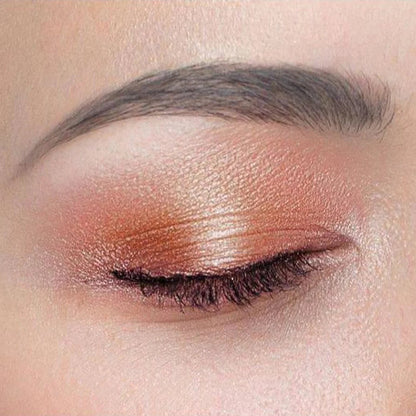 Le fard à paupières Couleur Caramel Coppered Gold et son pigment nacré