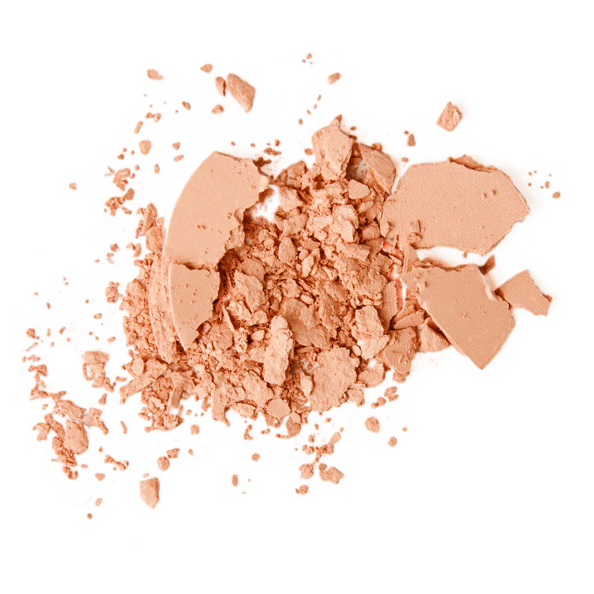 Couleur Caramel Compact Powder texture gives soft matte coverage