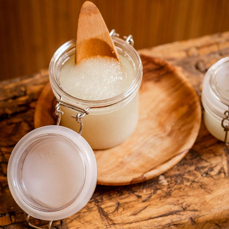 Face Scrub Calendula-Rijstkiem met spatel op houten schaal