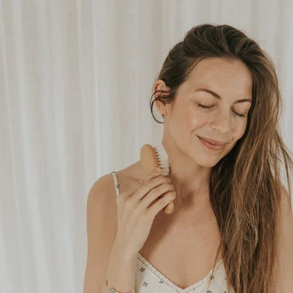 Massage the face and neck with the Moonie facial dry brush. Do this on clean, dry skin.