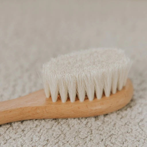 De Moonie facial dry brush is gemaakt van super zachte geitenharen. 