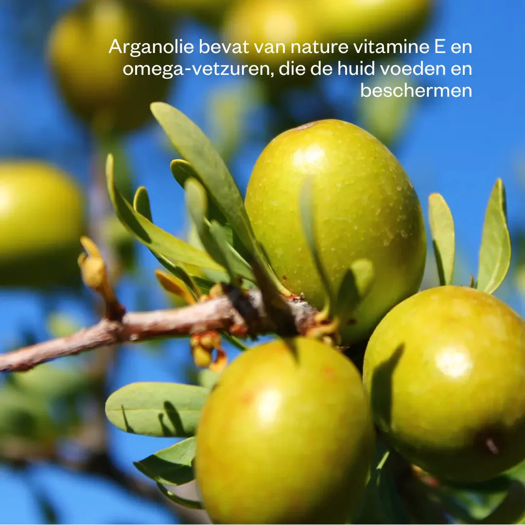Flow Cosmetics Arganolie Biologisch close-up met pure arganpitten