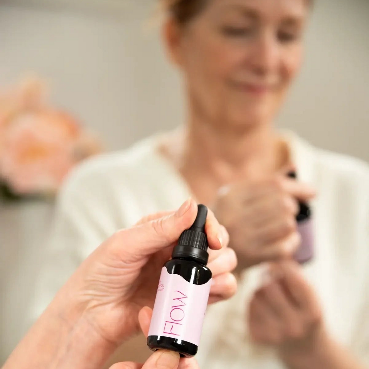 Gezichtsolie boordevol voedzame oliën en bioactieve werkstoffen die de elasticiteit verhogen, de huid verhelderen en zichtbaar verzachten. 