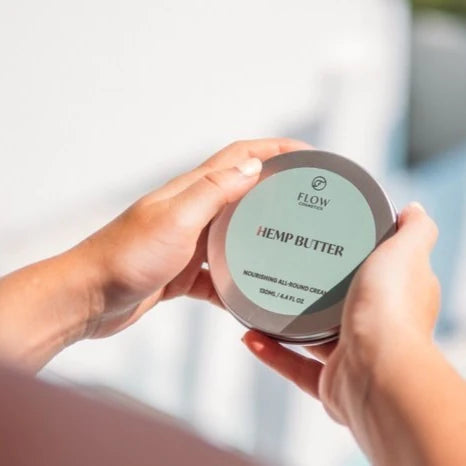 Perfecte mix van voedende stoffen voor de huid, zoals omega-3, -6 en -9 vetzuren en vitamine C en E die, samen met biologische sheaboter, verzachten, repareren en beschermen. 