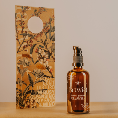 Jojoba, Amandel, Argan, Castor, Hazelnoot- en Appelzaadolie werken samen in een fluweelzachte blend die jouw unieke en prachtige huid op een volledig natuurlijke manier laat stralen.