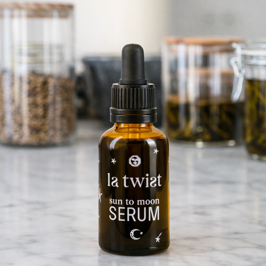 Een krachtig serum op oliebasis, boordevol antioxidanten en voedingsstoffen uit de natuur, geboren uit magische alchemie.