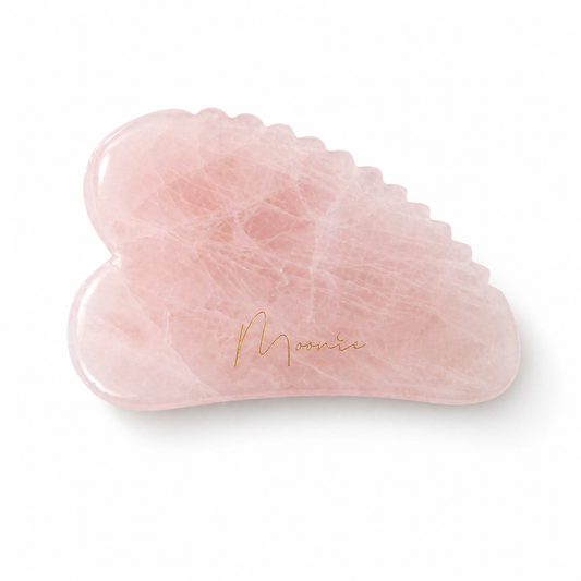 Moonie by Mila rozenkwarts gua sha tool close up natuurlijke gezichtsmassage huidversteviging