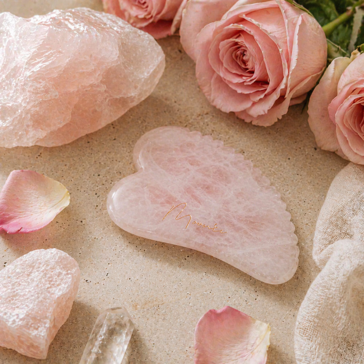 Rozenkwarts gua sha Moonie Mila luxe skincare met rozen en kristallen ontspanning glow huid