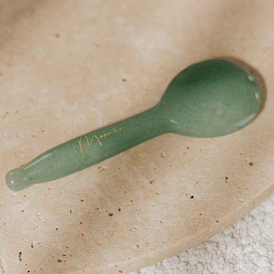 Een gezichtsmassage met de Gua Sha spoon vermindert spierspanning en lift en sculpt het gezicht.