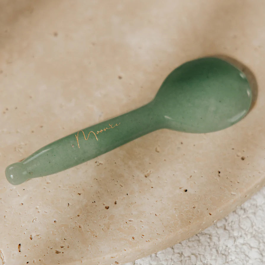 Een gezichtsmassage met de Gua Sha spoon vermindert spierspanning en lift en sculpt het gezicht.