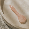 A facial massage with the Gua Sha spoon reduces muscle tension and lifts and sculpts your face.