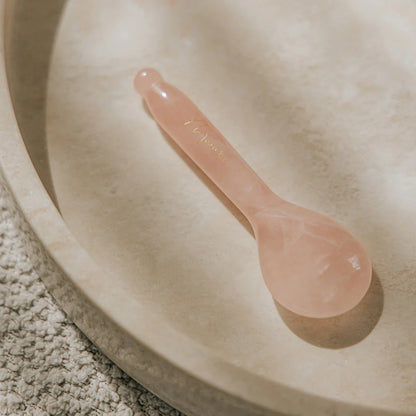 A facial massage with the Gua Sha spoon reduces muscle tension and lifts and sculpts your face.