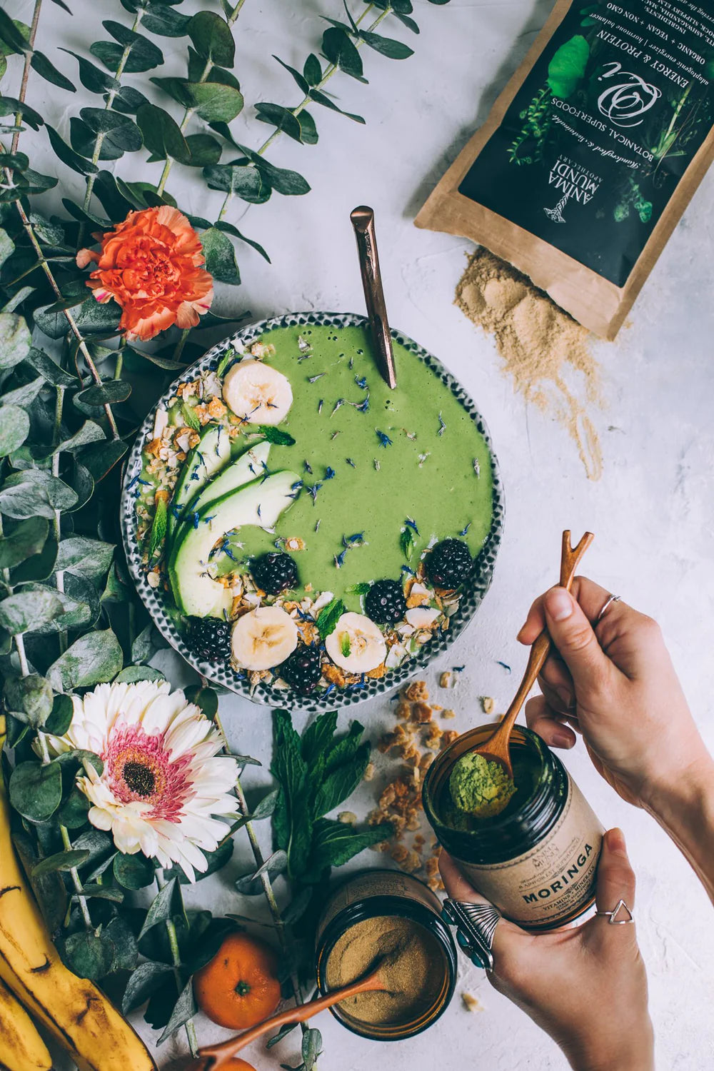 Moringa is ook rustgevend. Het helpt de bloeddruk te verlagen en het kan werken als een slaapmiddel. 