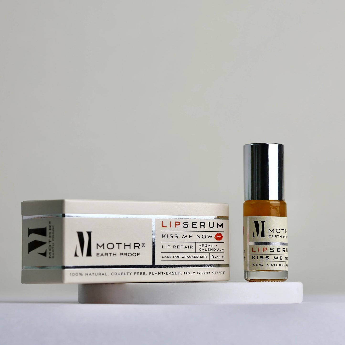LipSerum Kiss Me Now is een 100% natuurlijke lipverzorger die droge, rijpe lippen intens herstelt, voedt en voller maakt.