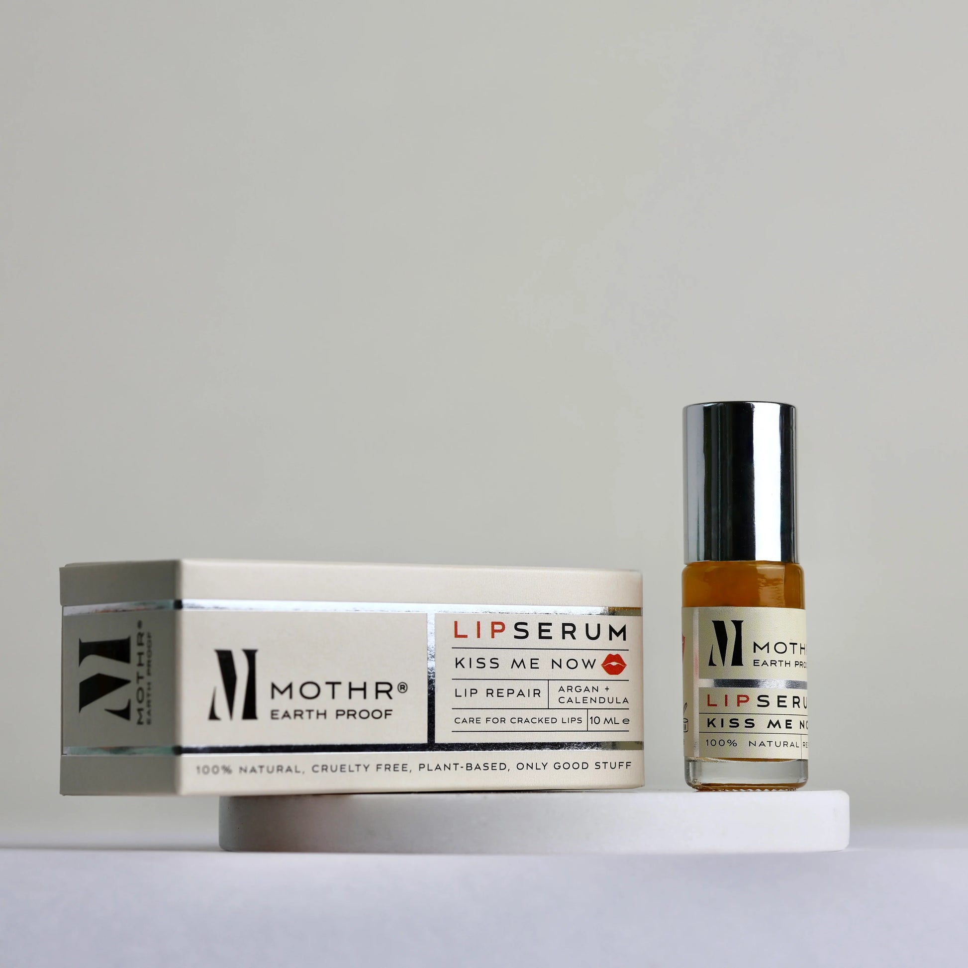 LipSerum Kiss Me Now is een 100% natuurlijke lipverzorger die droge, rijpe lippen intens herstelt, voedt en voller maakt.