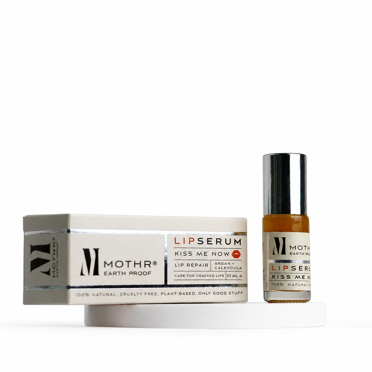 LipSerum Kiss Me Now est un soin lèvres 100 % naturel qui répare, nourrit et repulpe intensément les lèvres sèches et matures.