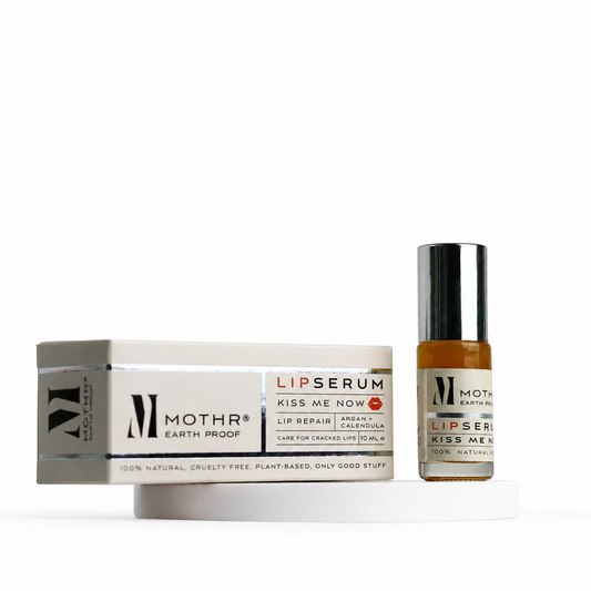 LipSerum Kiss Me Now is een 100% natuurlijke lipverzorger die droge, rijpe lippen intens herstelt, voedt en voller maakt.