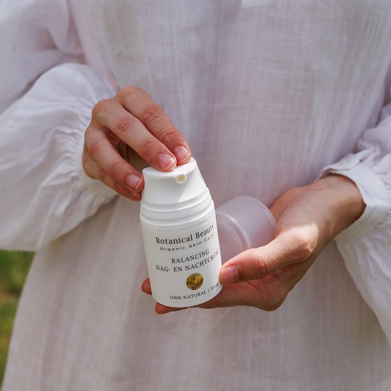 De jojoba-olie in de natuurlijke dag- en nachtcrème verzorgt, werkt ontstekingsremmend