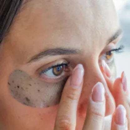 Application de patchs yeux pendant une routine de soin naturelle contre la fatigue