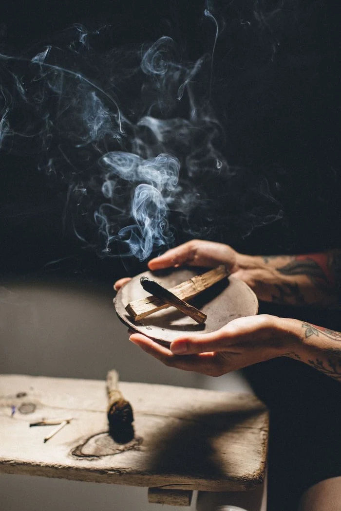 Palo Santo wordt ook vaak gebruikt voor het verlichten van verkoudheid, griepsymptomen, stress, astma, hoofdpijn, angst, depressie, ontsteking, emotionele pijn en meer. 