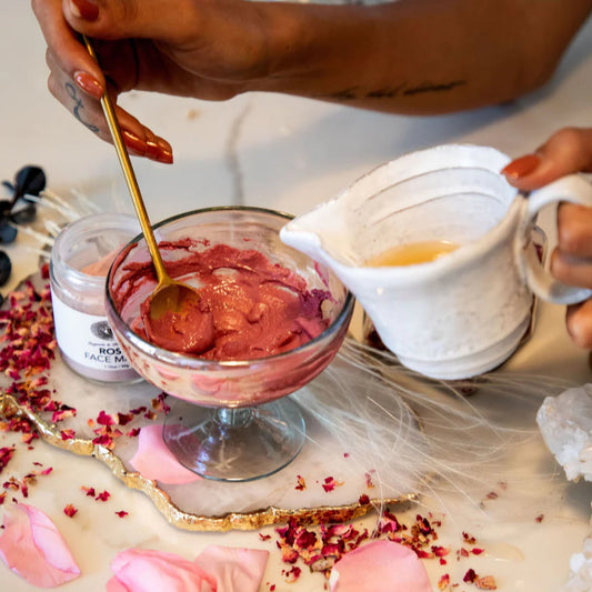 Gecombineerd met een witte kaolienkleibasis voor de balans en aloë-vera extract om je huid te kalmeren en te voeden,  dit masker is niets minder dan plantaardige perfectie! 