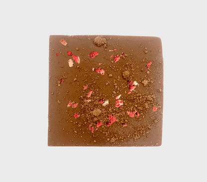 Tablette de chocolat Goodio Strawberry Cake déballée