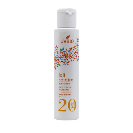 De bio gecertificeerde UVBIO Sun milk SPF20 met wortelextract, kokos- en karanja-olie biedt een hoge natuurlijke bescherming tegen UVA- en UVB-stralen.