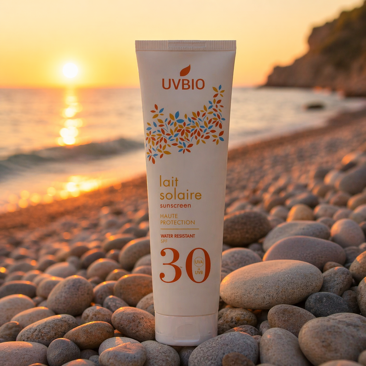 UVBIO Sunscreen SPF 30 biologisch water resistant op strand bij zonsondergang