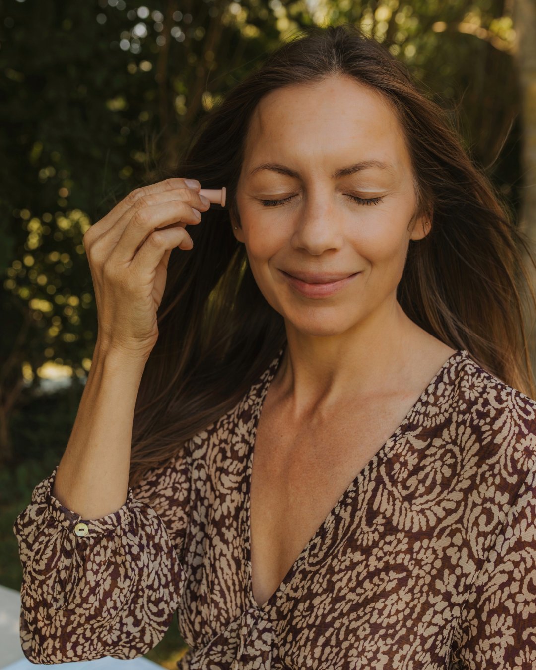Facial cupping bij de slaap met een kleine siliconen cup voor ontspanning