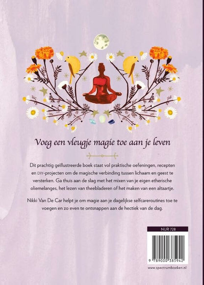 Nikki van de Car, auteur van Practical Magic, introduceert je in deze mystieke wereld en leert je krachtige rituelen, kalmerende spreuken en helende kruidendrankjes.