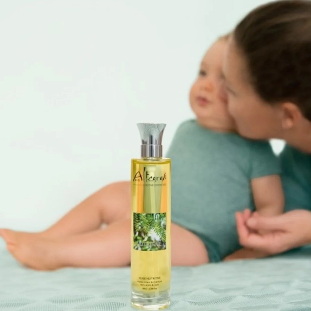 De plantenoliën voeden en verzorgen je huid. De Nutritive Massage oil is perfect voor gevoelige mensen en zwangere vrouwen. 