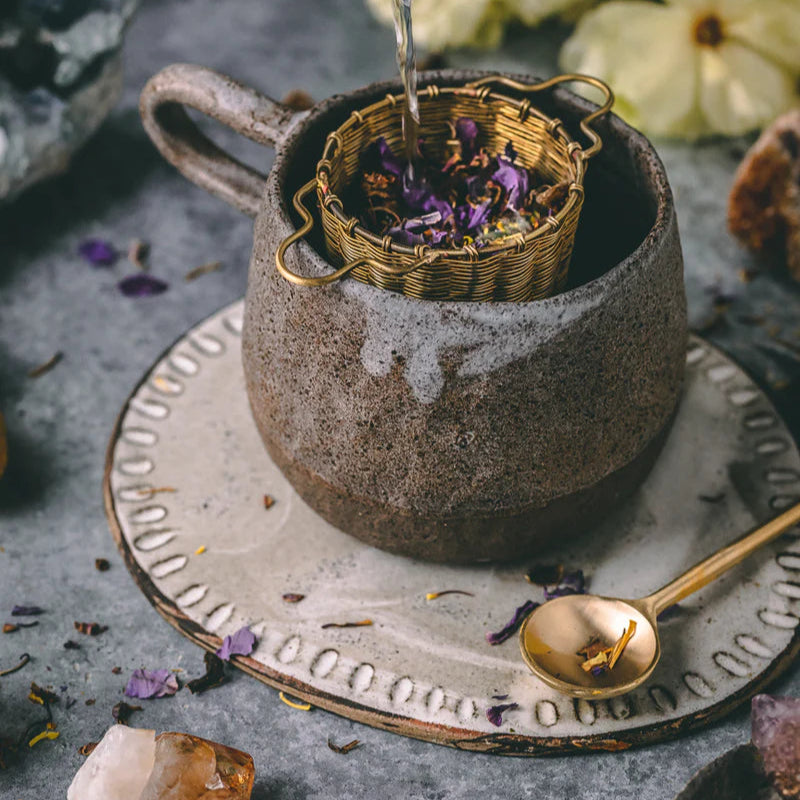 Eeuwenlang wordt Blauwe Lotus gerespecteerd als een voorouderlijke bloem waarvan bekend is dat ze diepe meditatieve energie opwekt, de functie van het derde oog verbetert en lucide dromen stimuleert.