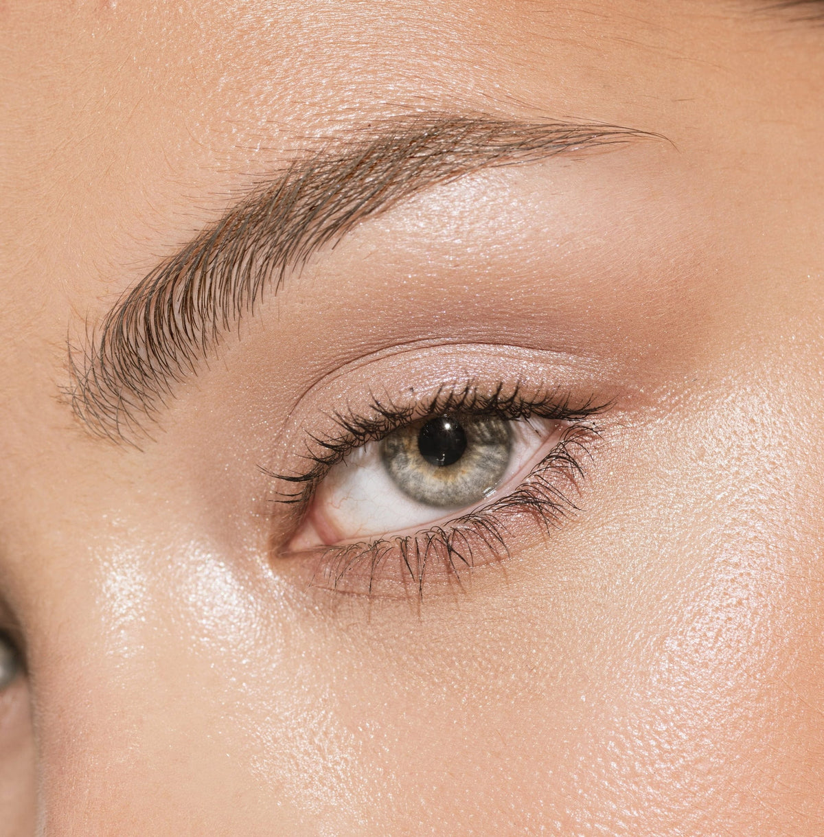 Sourcils dessinés avec le Crayon Sourcils Bio N°127 Blond Foncé de Couleur Caramel