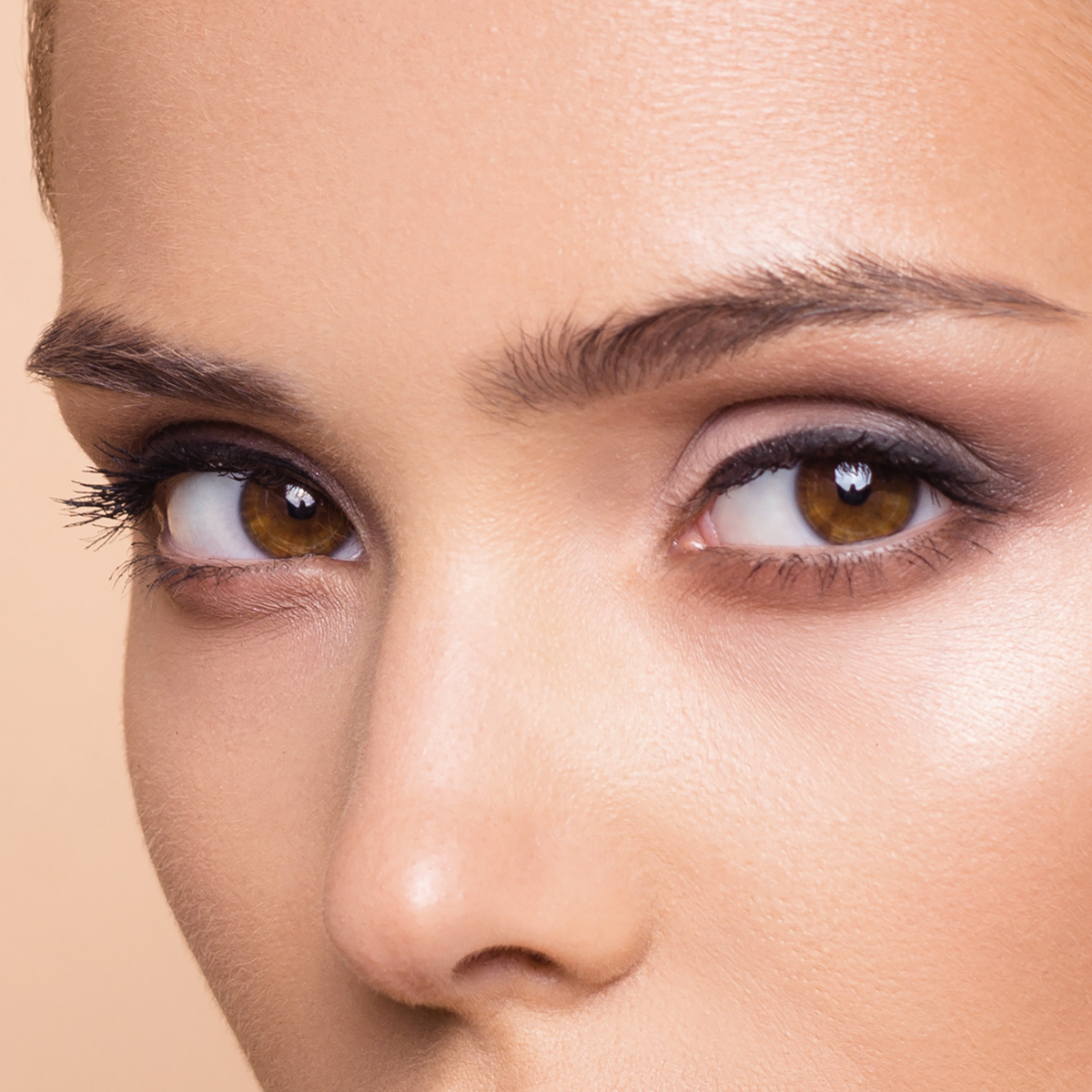 Sourcils dessinés avec le Crayon Sourcils Bio N°128 Châtain Clair de Couleur Caramel