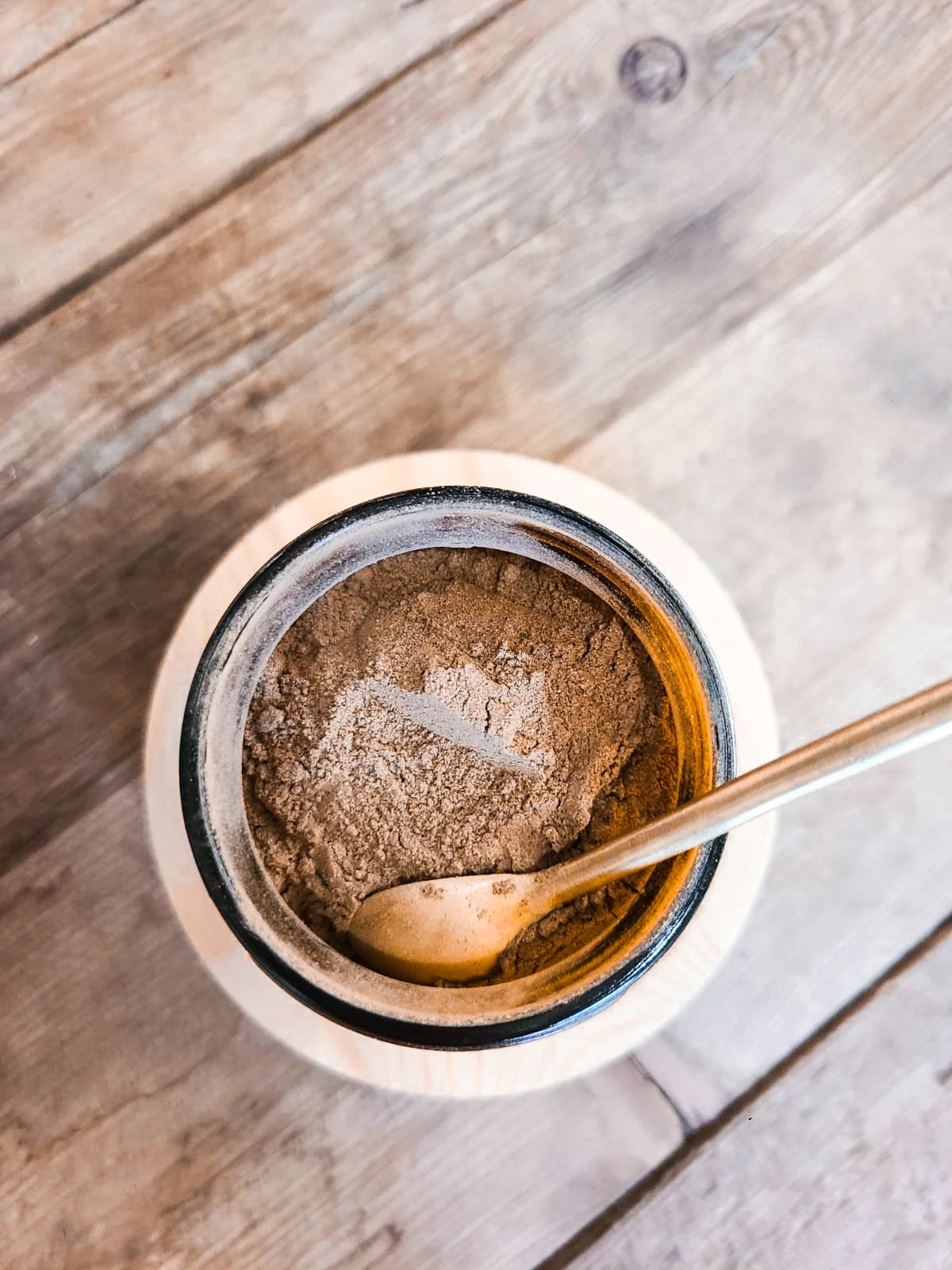 Koffie-achtige bases voor hun aardende en voortreffelijke smaken, zoals geroosterde paardenbloem, geroosterde cichorei, Maca, Lucuma, klis, mesquite en echte biologische vanille.