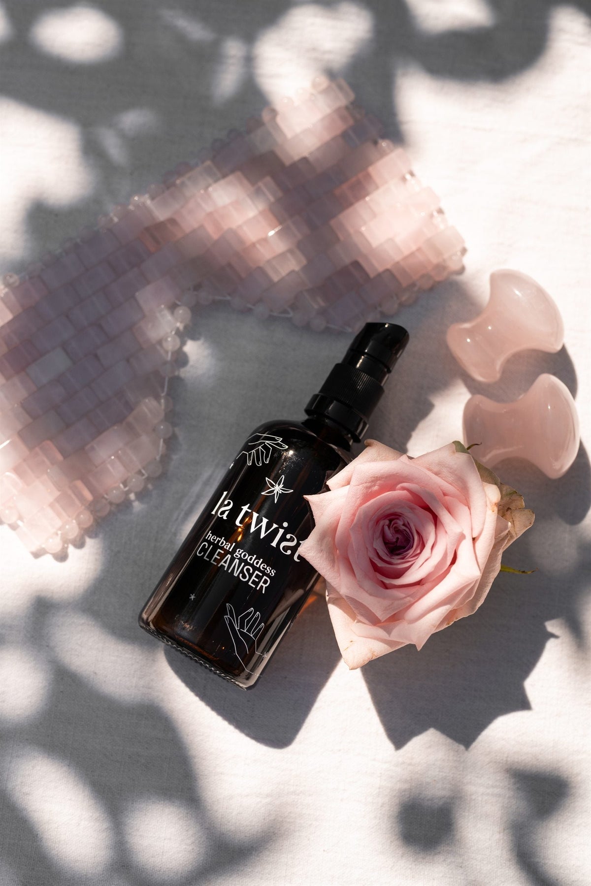 Herbal Goddess Cleanser met een roze roos en rozenkwarts