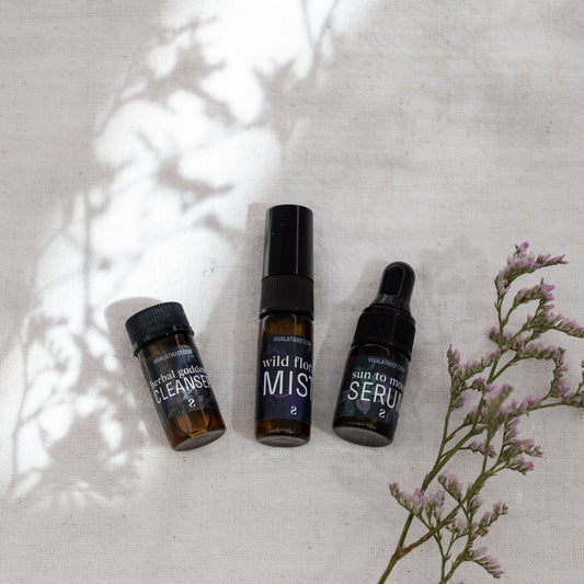 La Twist Skincare Sample Set: minis van de Herbal Goddess Cleanser, Wild Flora Mist en Sun to Moon Serum