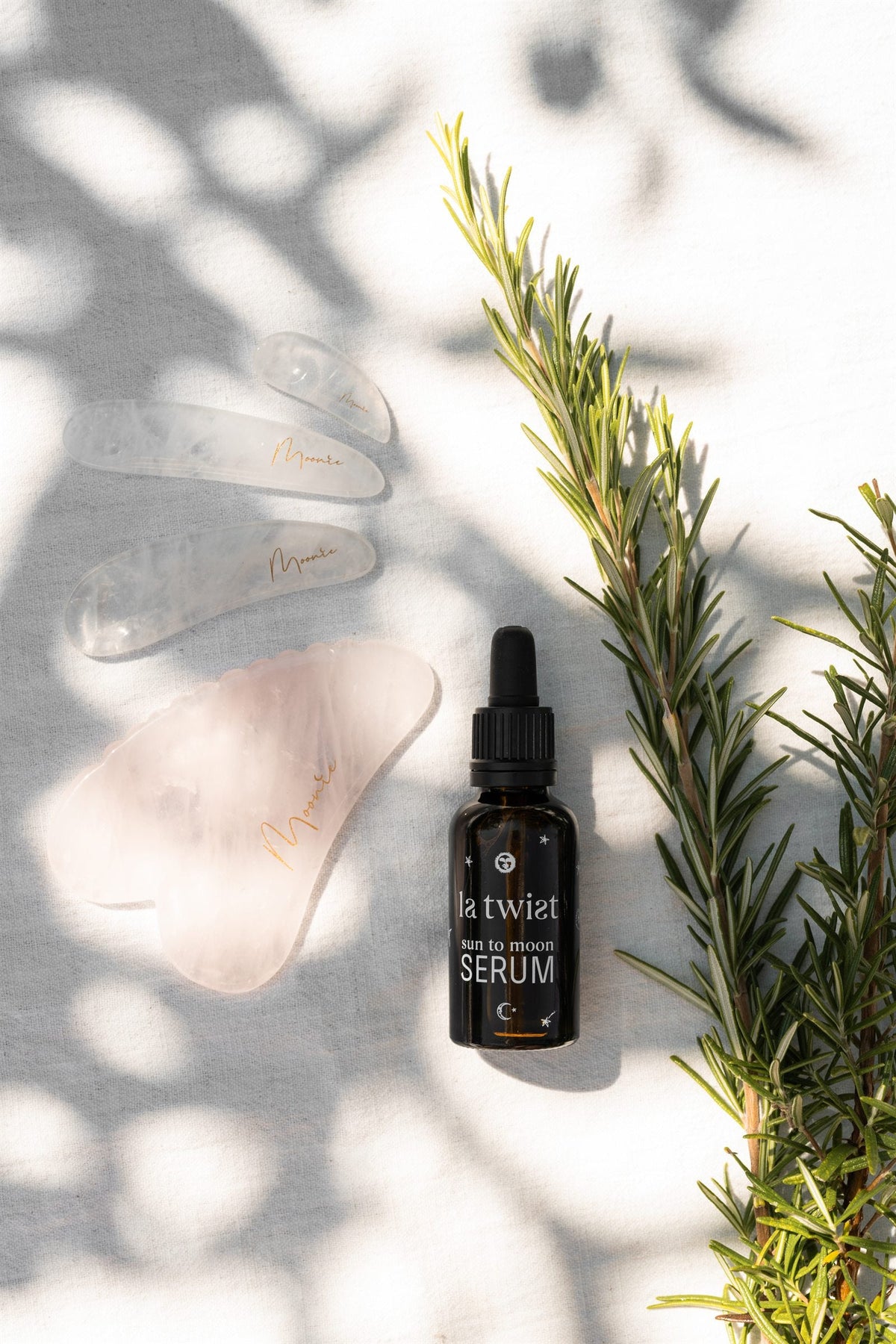 Sun to Moon Serum met een rozenkwarts gua sha en rozemarijn