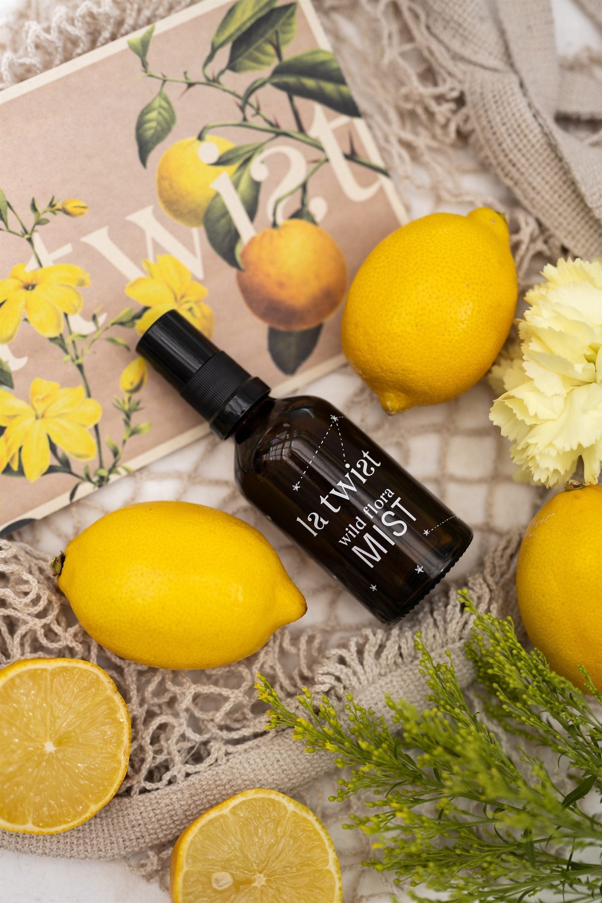 Wild Flora Mist met citroenen, bloemen en een botanische kaart