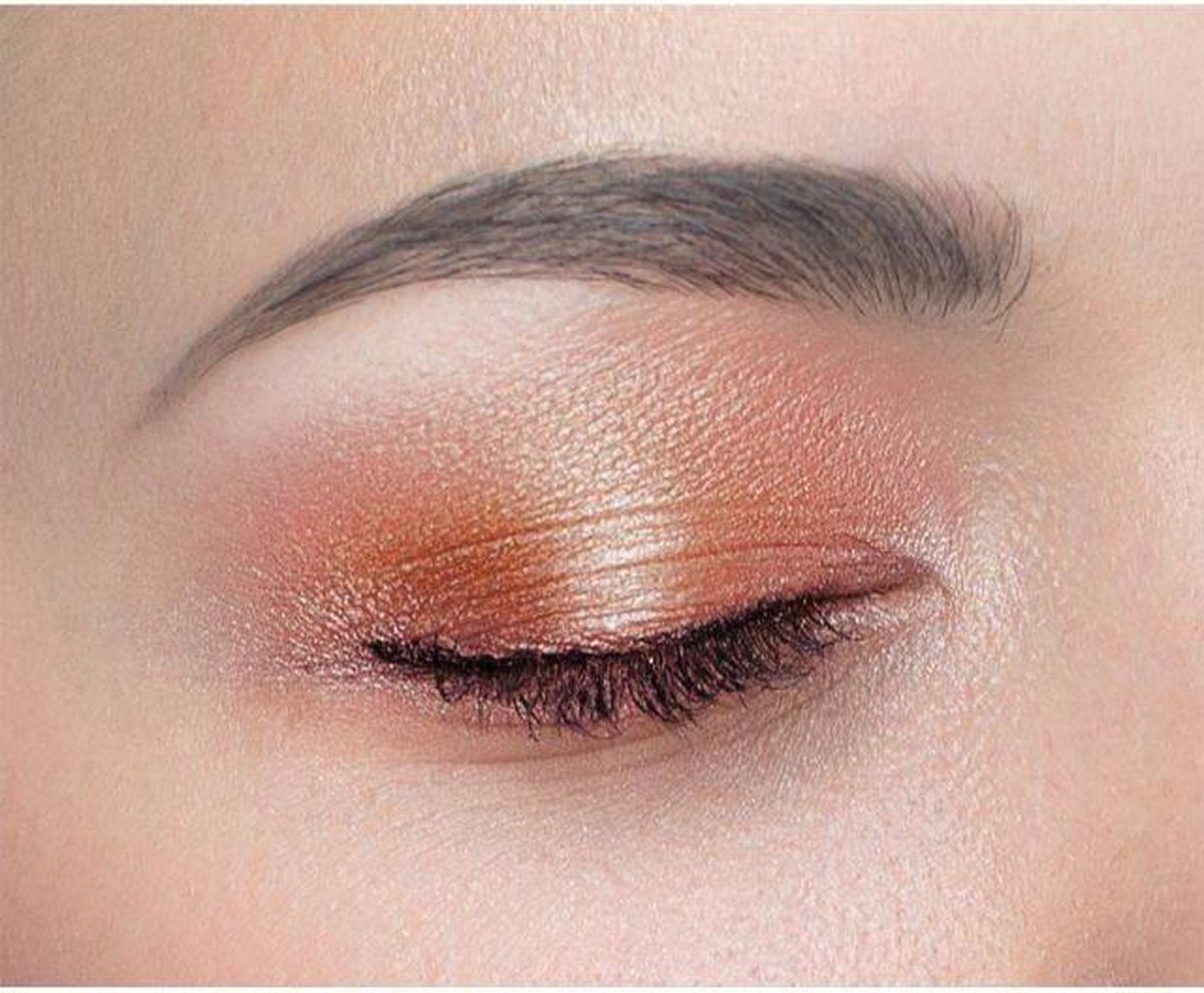 De natuurlijke en biologische oogschaduw van Couleur Caramel bevat een sterke concentratie van pigmenten. 